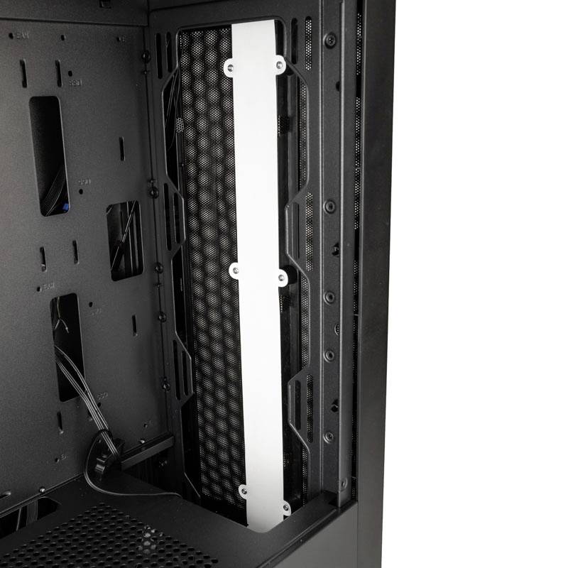 Offenes Computergehäuse mit sichtbarem Platz für Komponentenmontage; ein vertikaler weißelement trennt zwei Bereiche.