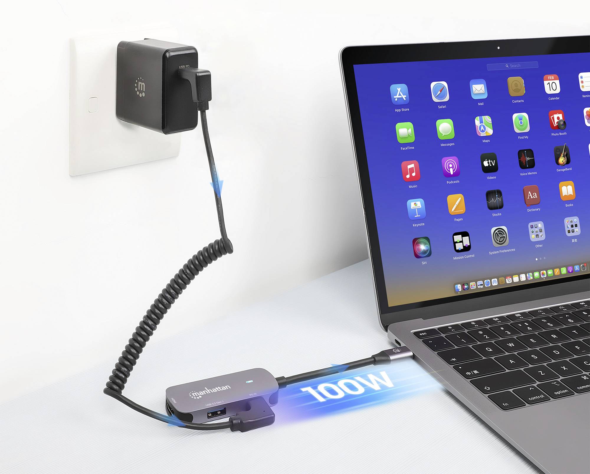 Ein Laptop ist an einen Adapter angeschlossen, der mit einer Steckdose verbunden ist. Auf dem Bildschirm sind Apps sichtbar, und der Adapter zeigt '100W' an.