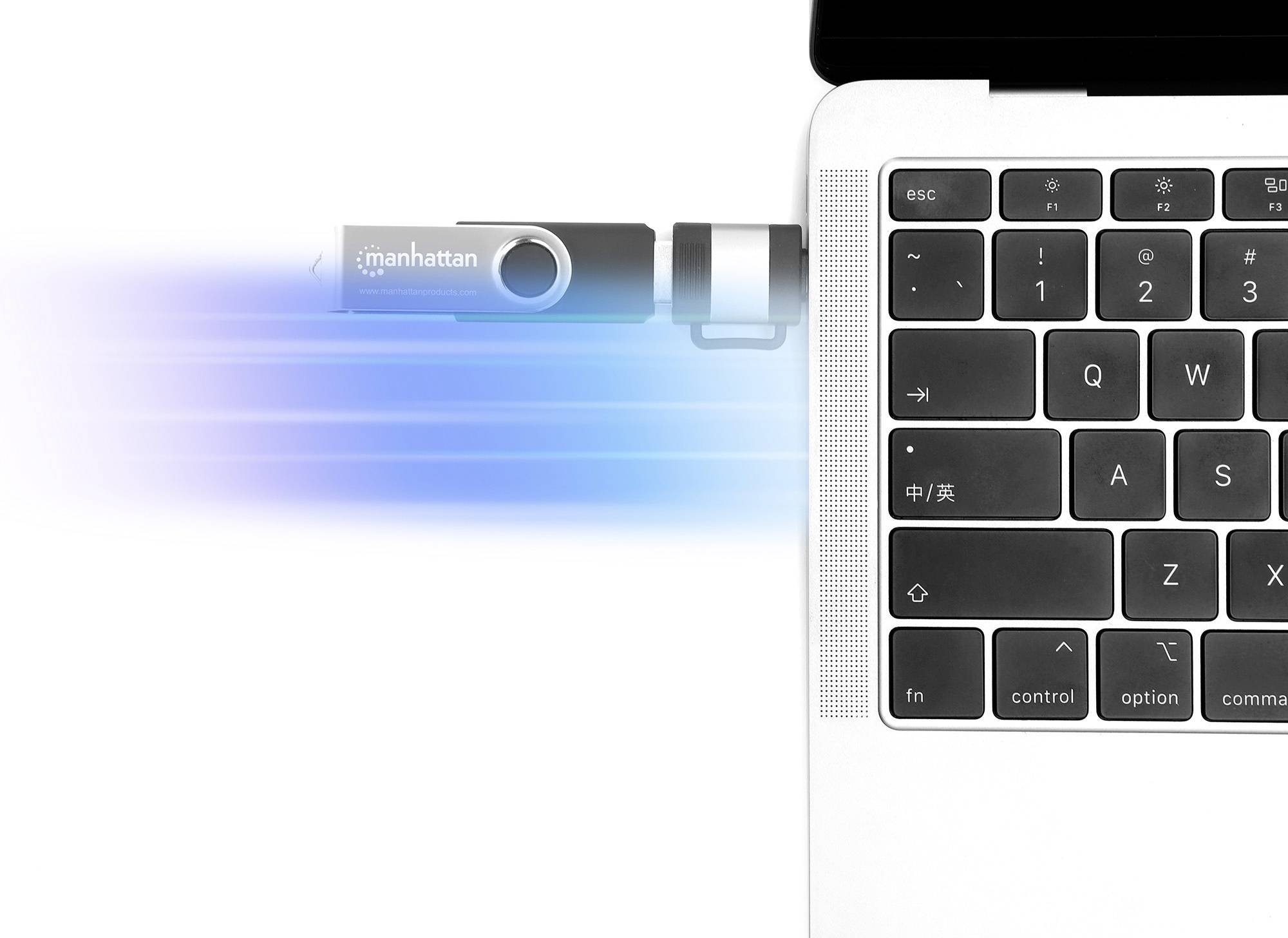 Ein USB-Stick ist in einen Laptop eingesteckt, gezeigt aus der Vogelperspektive. Der Stick leuchtet blau und es gibt Bewegungseffekte.