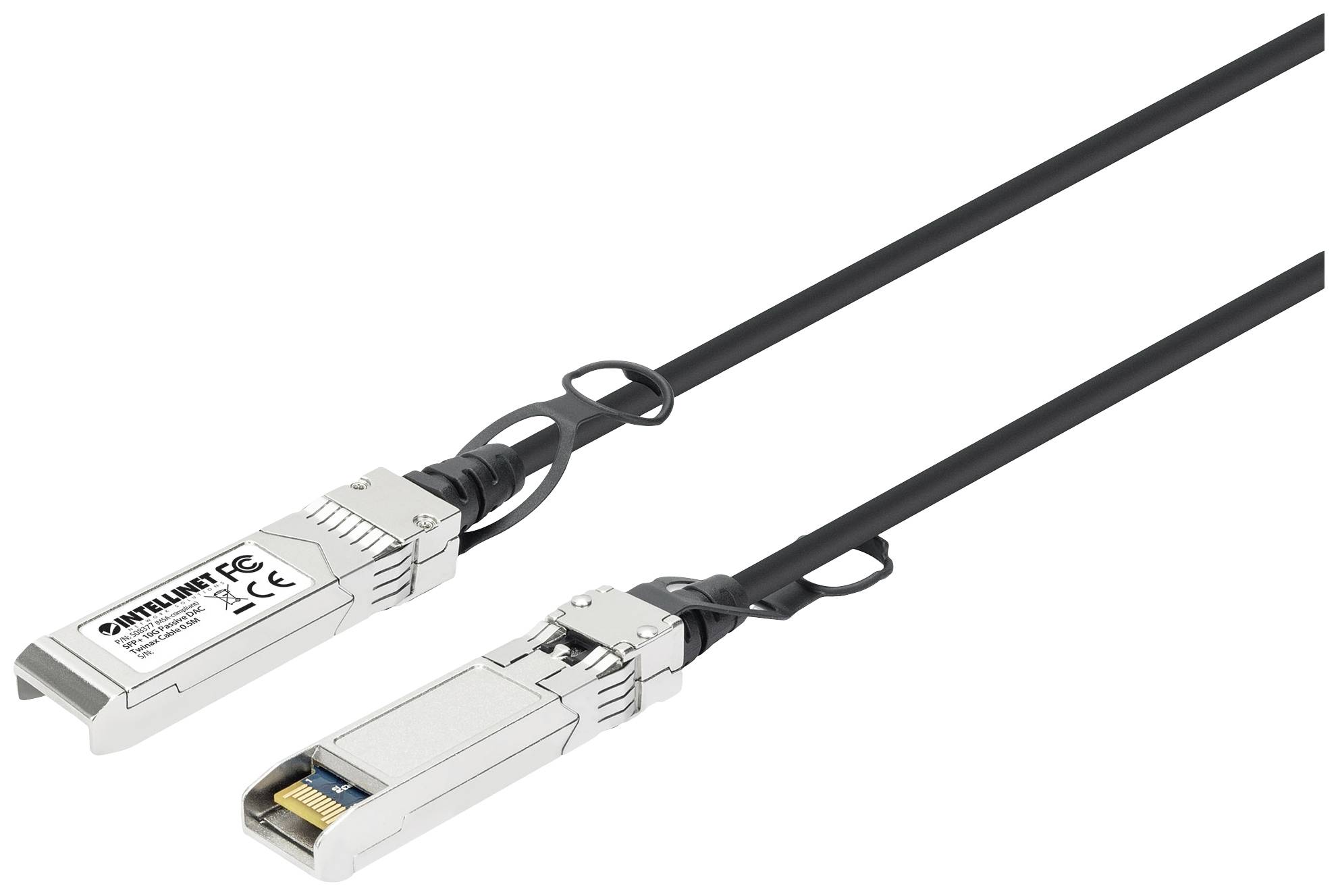Zwei SFP-Transceiver-Module mit angeschlossenen Kabeln; links ist das Modul mit einer Markierung für Hersteller- und Sicherheitsinformationen.