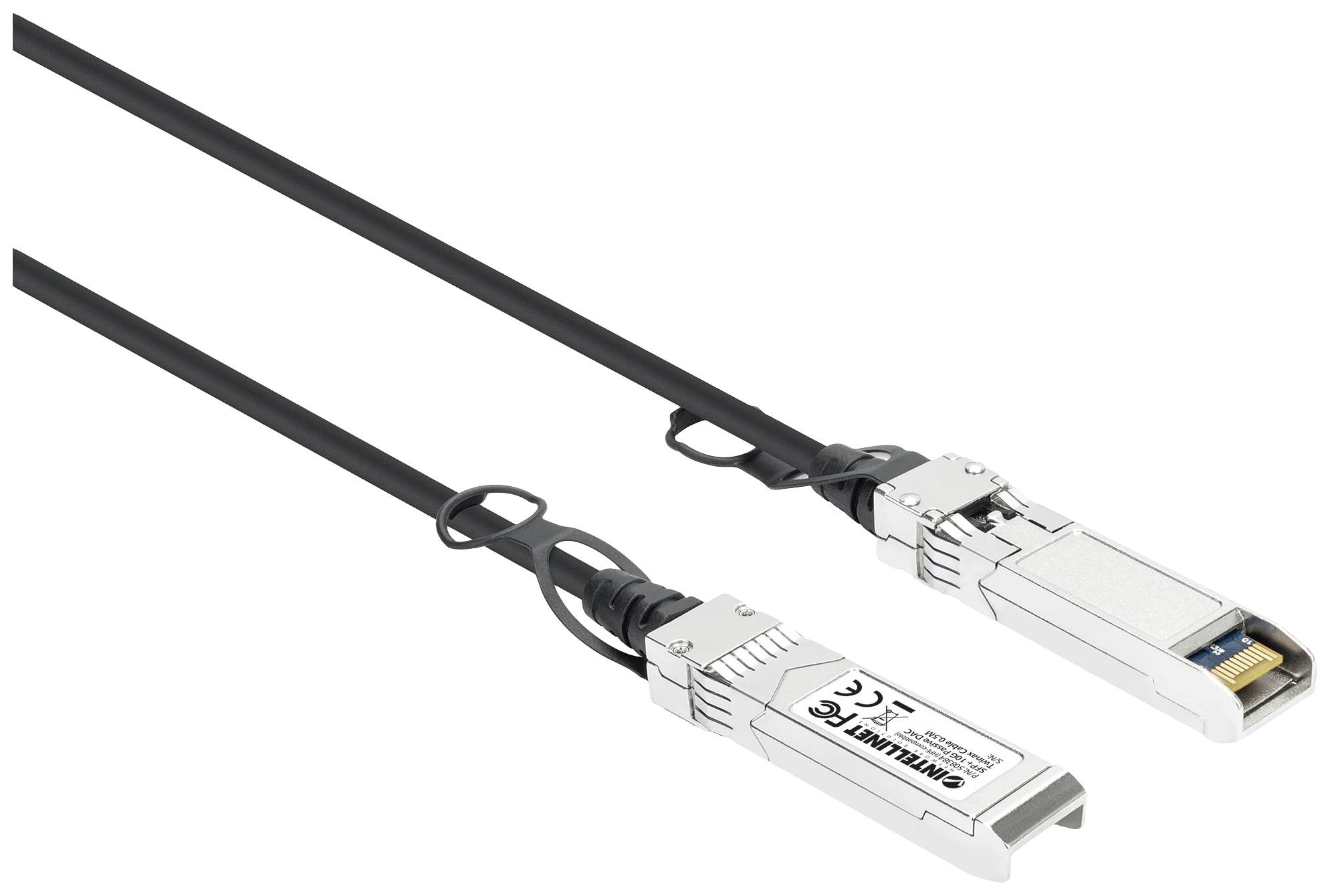 Ein Ethernet-Kabel mit zwei Steckern, darunter einer mit Beschriftungen, platziert auf einem weißen Hintergrund.