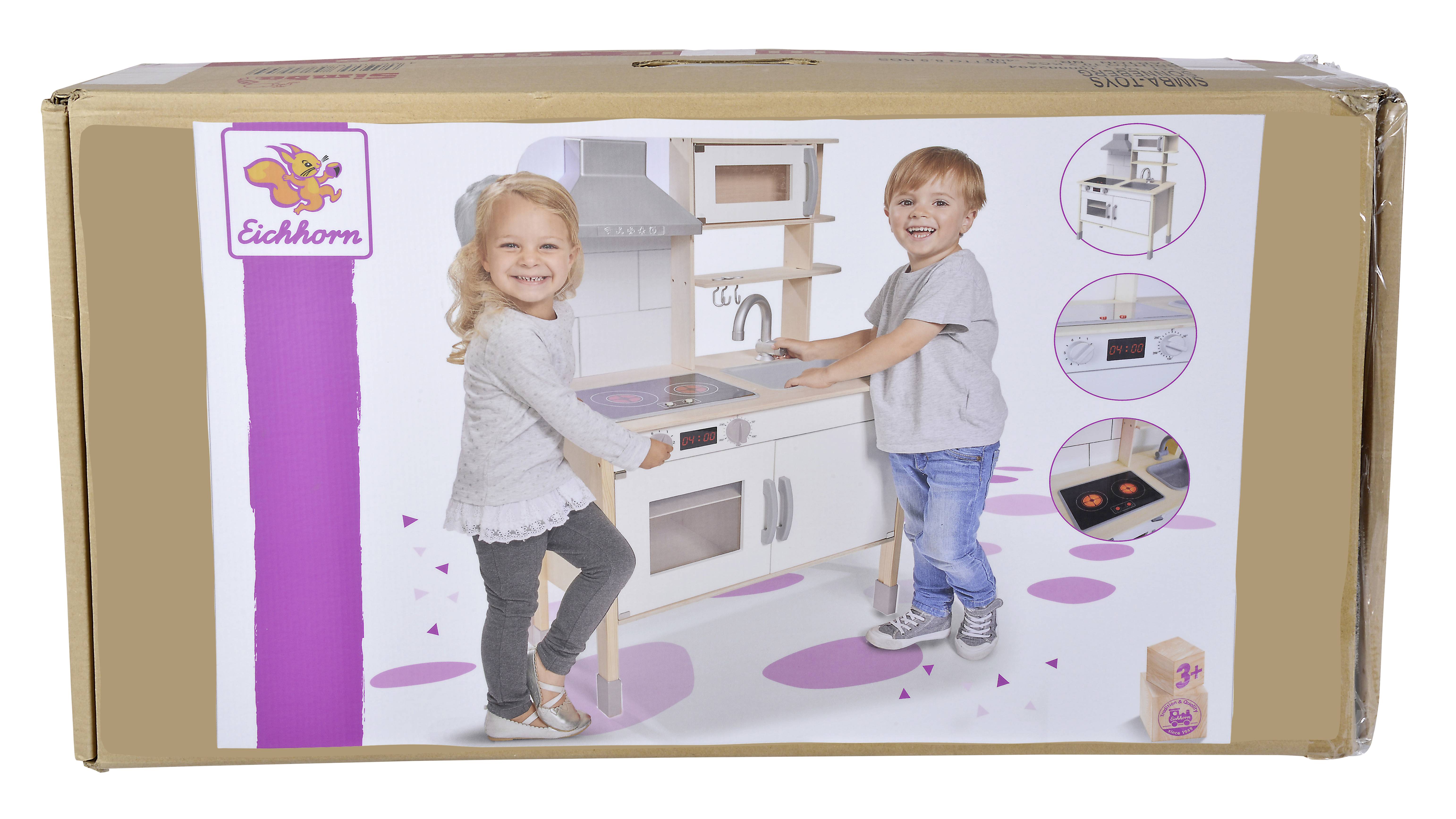 Zwei Kinder spielen fröhlich an einer Spielzeugküche. Auf dem Karton sind Details der Küche abgebildet, wie Herdplatten und Schränke.