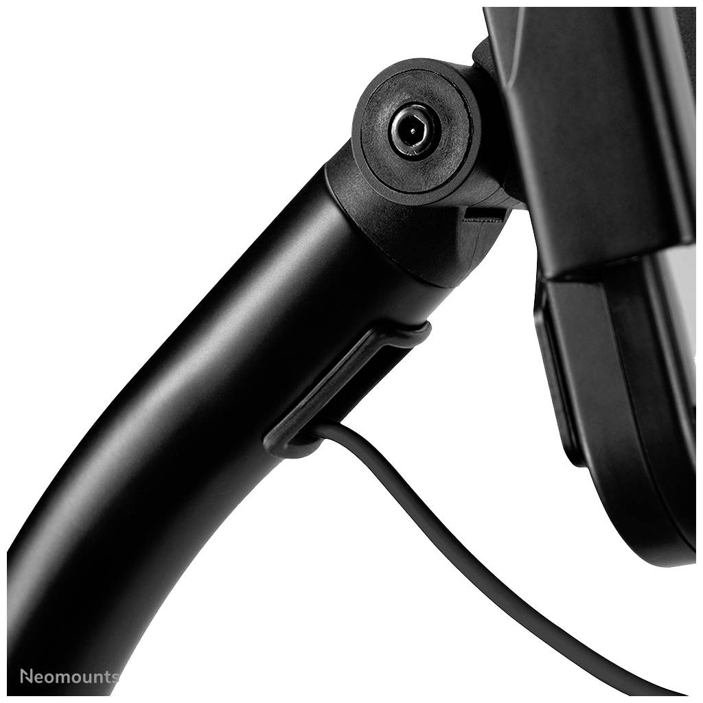 Ein schwarzer Metallarm mit Kabelmanagement-Halterung, vermutlich Teil einer Monitorhalterung gegen einen weißen Hintergrund.