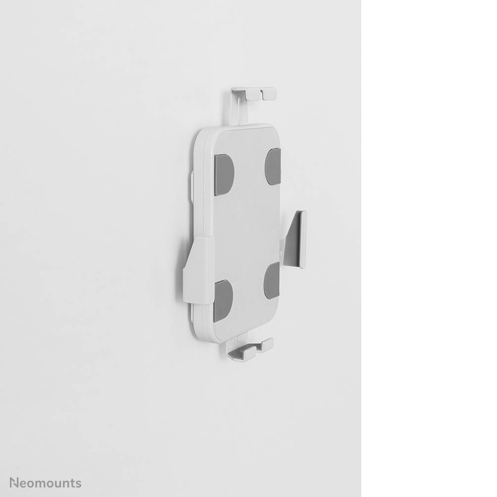 Wandhalterung für ein Tablet, seitlich montiert, mit Klammern zur Anpassung an verschiedene Größen. Ideal für platzsparende Installationen.