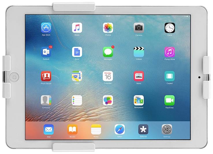 Ein Tablet in einer Halterung zeigt den Startbildschirm mit diversen Apps wie Safari, Mail und Kalender.