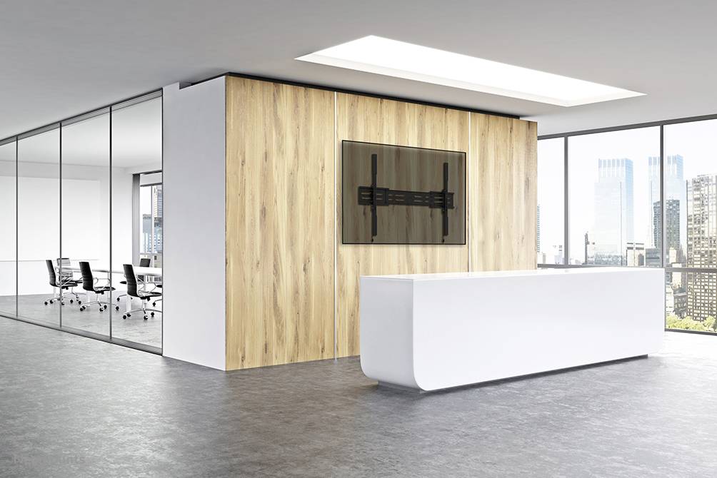 Ein moderner, minimalistischer Büroraum mit einem weißen Empfangstresen, Glaswänden und einem Holzpaneel mit TV-Halterung.