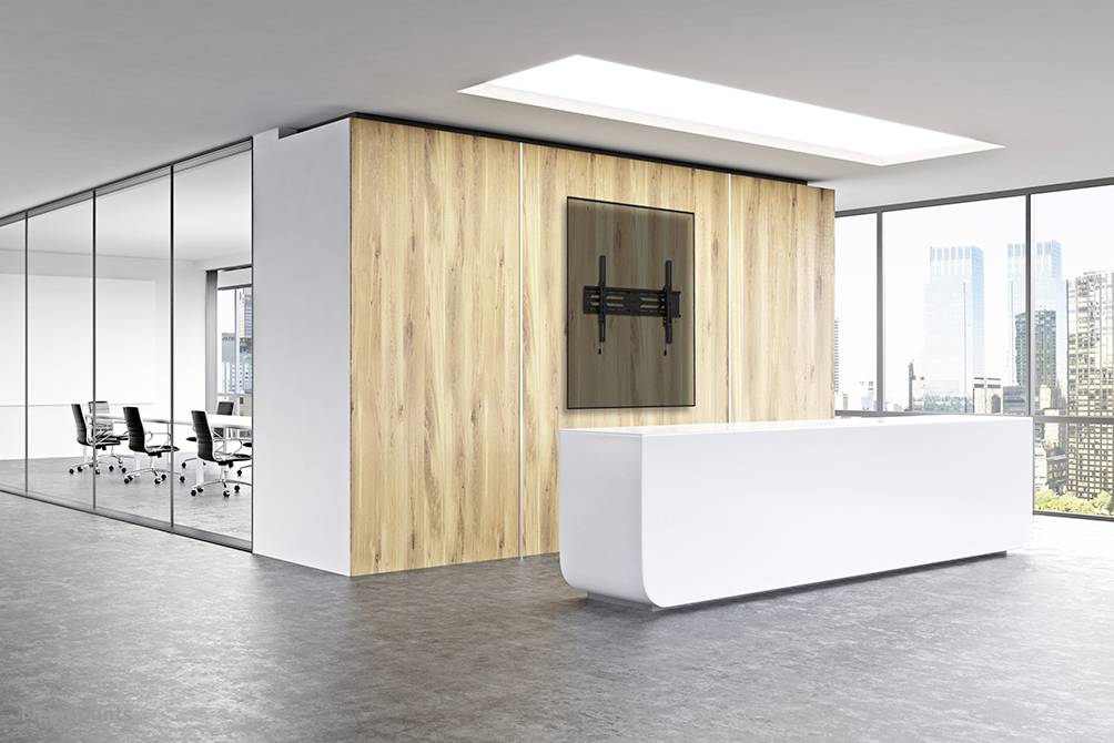 Moderne Lobby mit weißem Empfangstresen, hölzerner Akzentwand und Glaswänden zu einem Konferenzraum. Große Fenster mit Stadtansicht.