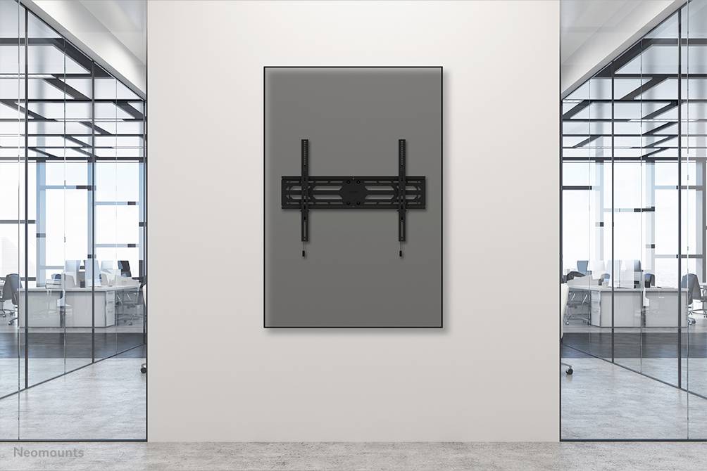 Leerer Büroraum mit modernem Glastürdesign, innen angebrachte Wandhalterung ohne Fernseher oder Monitor. Helle, minimalistische Einrichtung.