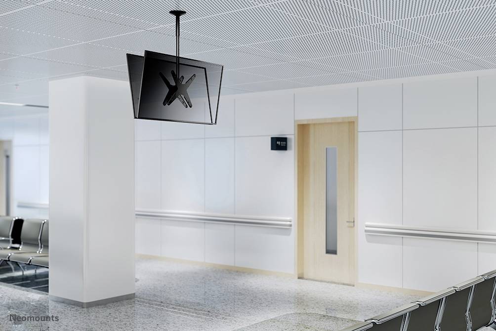 Wartebereich mit leeren Stühlen, weißem Interieur und aufgehängtem Bildschirm ohne Anzeige.