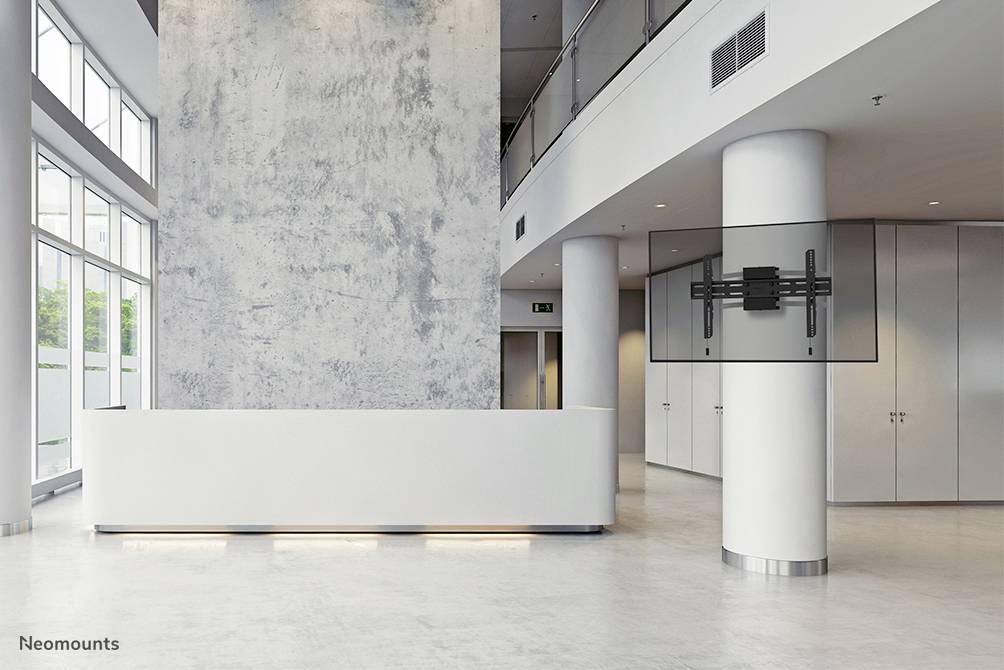 Heller, moderner Empfangsbereich mit einem großen, weißen Tresen im Vordergrund und einer Halterung an der rechten Wand.