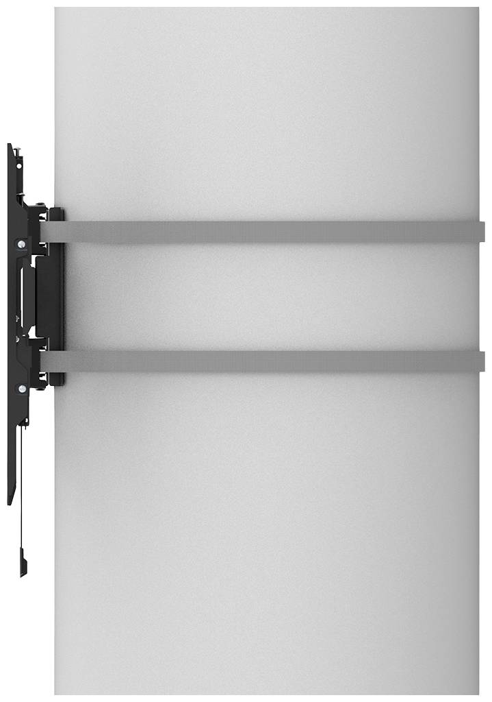 Ein vertikales Rohr mit zwei horizontalen Halterungen, die am Rohr befestigt sind. Links daneben sind Teile einer mechanischen Vorrichtung sichtbar.