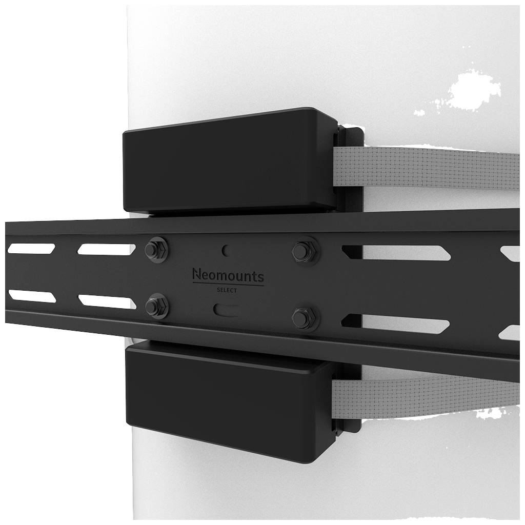 TV-Halterung von Neomounts an einer Wand montiert, mit schwarzen Befestigungsarmen und sichtbaren Schrauben.