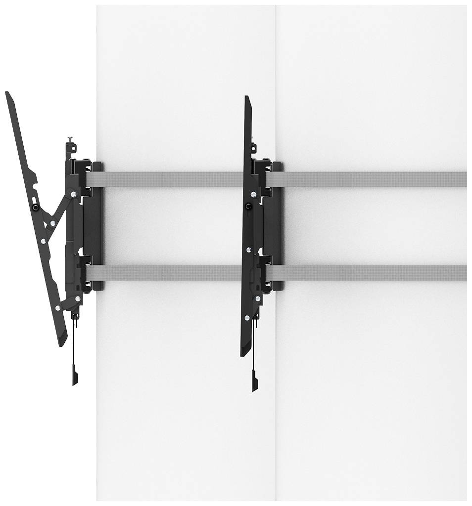 Eine metallische TV-Wandhalterung, montiert an einer weißen Wand. Die Halterung ist in der offenen Position zu sehen.