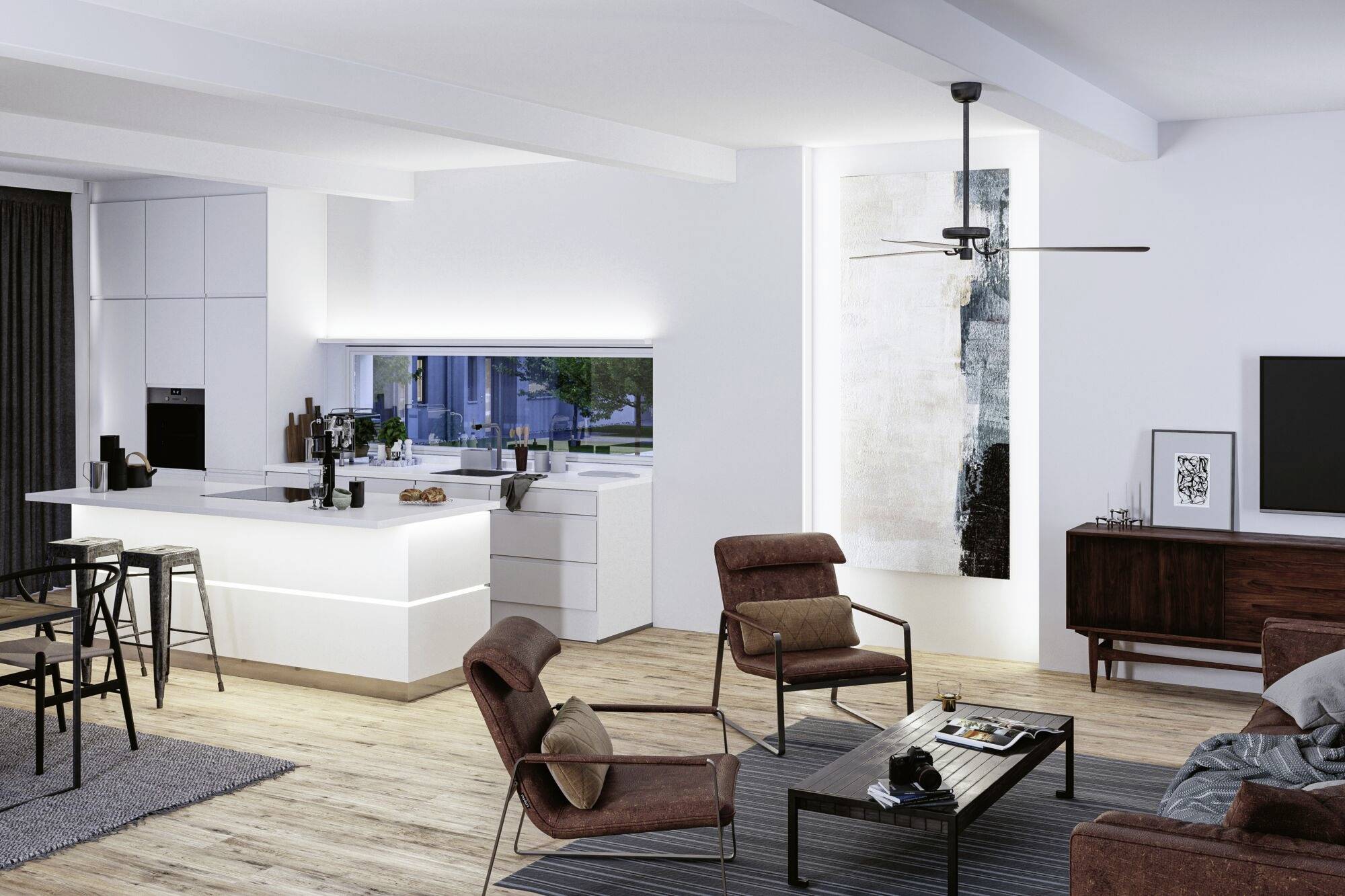 Modernes Wohnzimmer mit offener Küche, weißen Wänden und Holzboden. Ledersessel, Couchtisch, Wandkunst und Deckenventilator sind sichtbar.