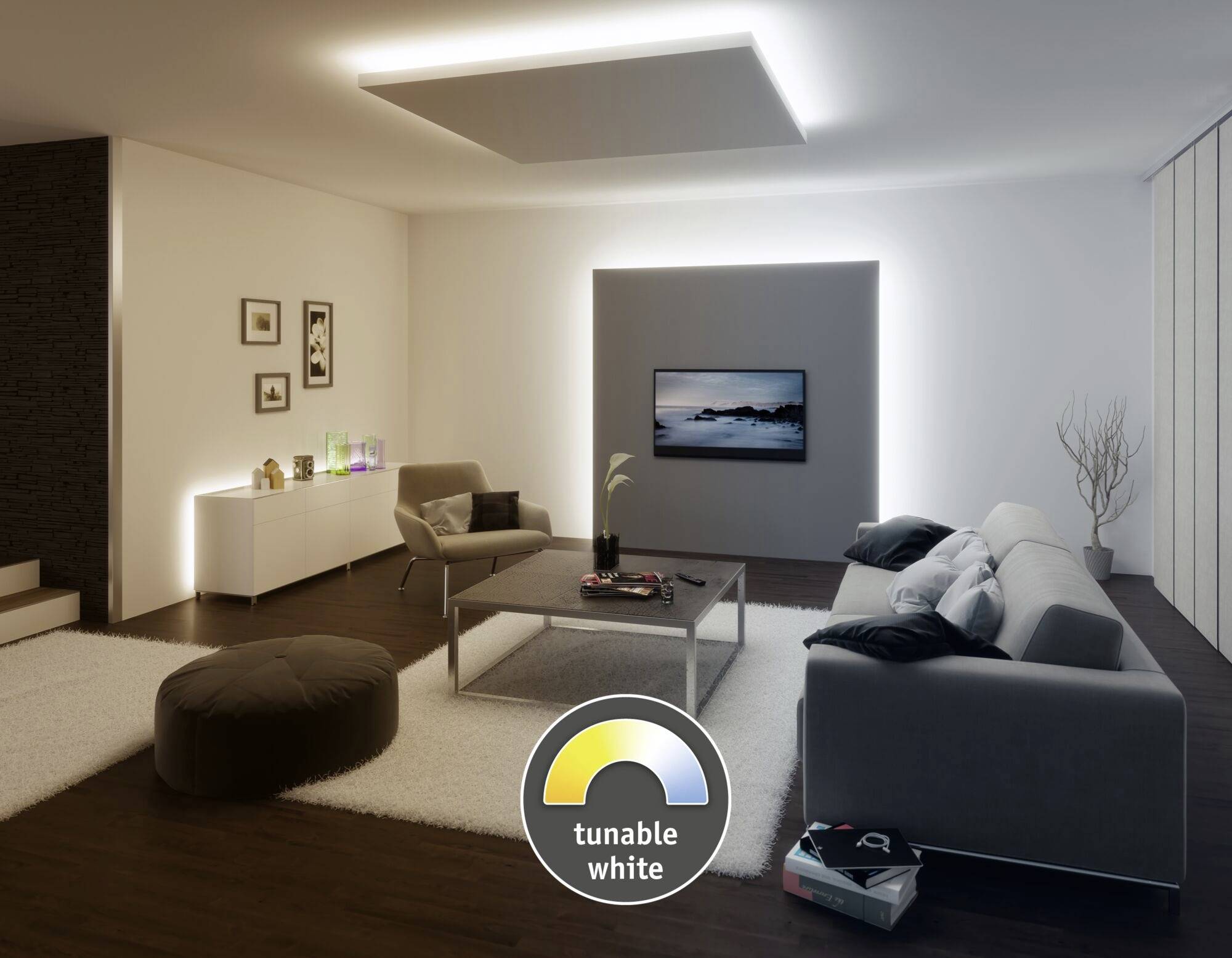 'Helles Wohnzimmer mit modernem Design. Graues Sofa, Couchtisch, TV an der Wand und Beleuchtungseffekt 