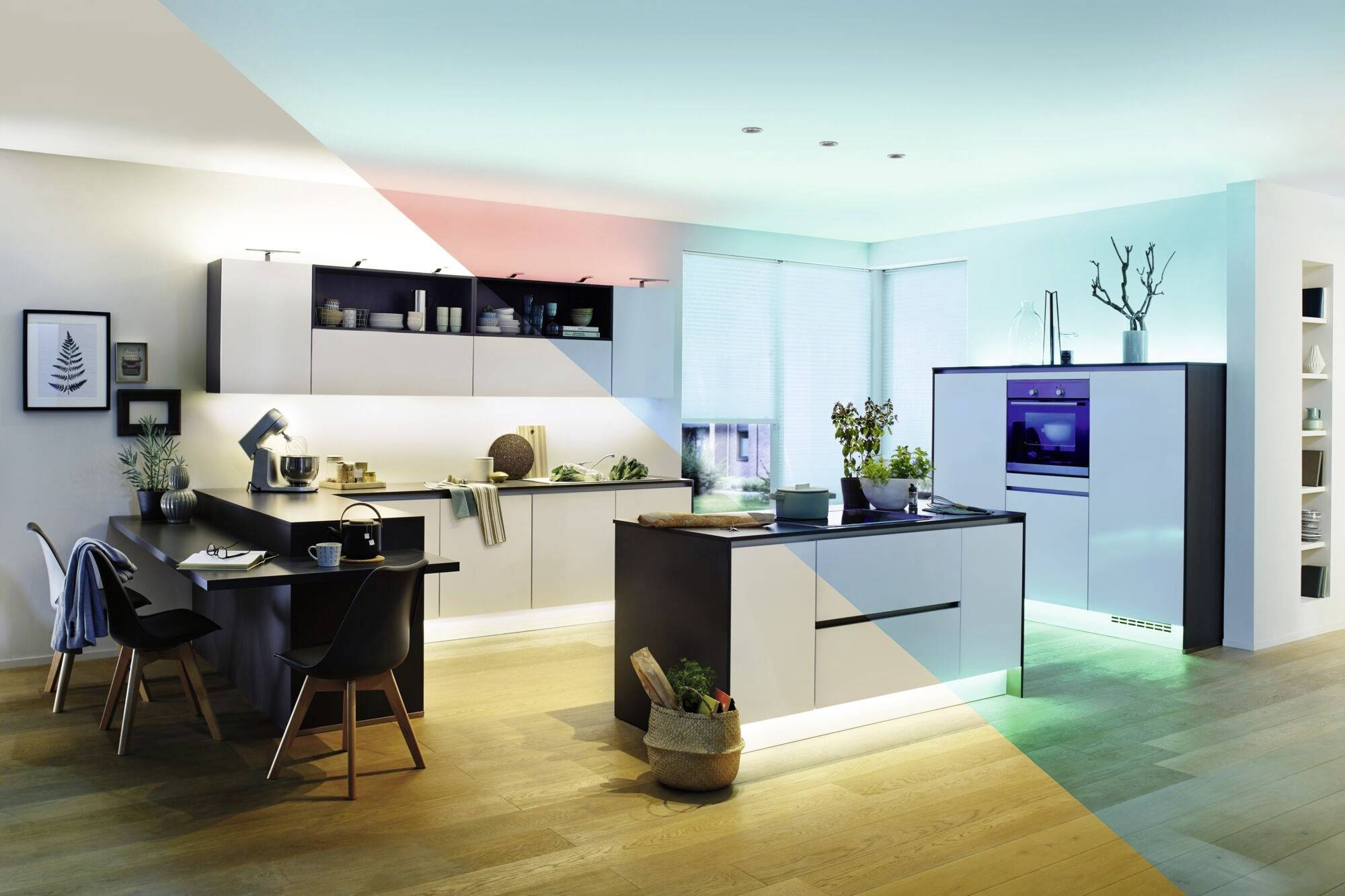 Moderne Küche mit Holzfußboden, zentralem Inselherd und Hängeschränken. Beleuchtung in Blau- und Rottönen; schlichte Dekoration.