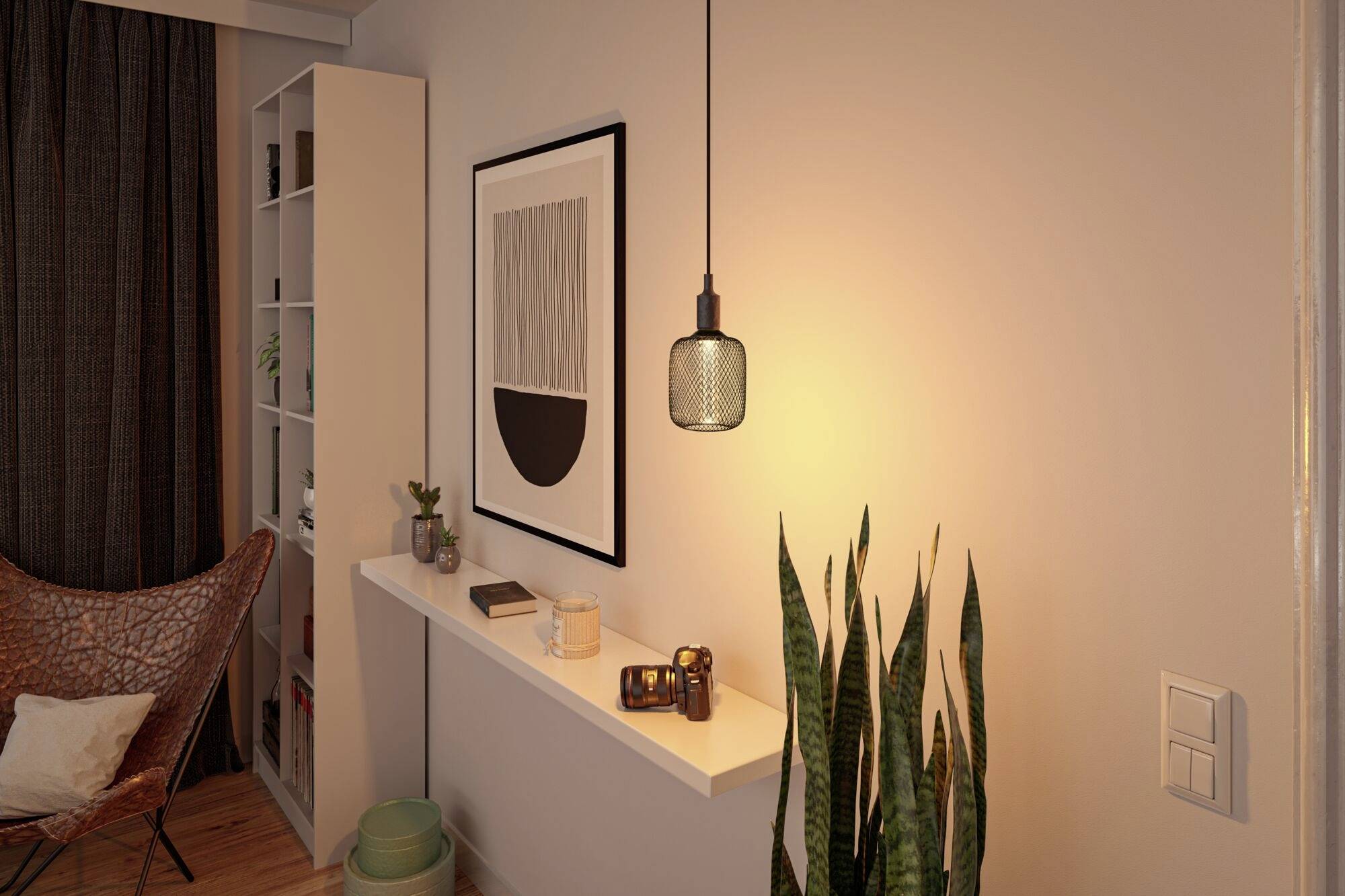Modernes Wohnzimmer mit Wandregal, Topfpflanze und hängender Lampe. Im Regal stehen Bücher und Dekorationen, darunter ein gerahmtes Bild.