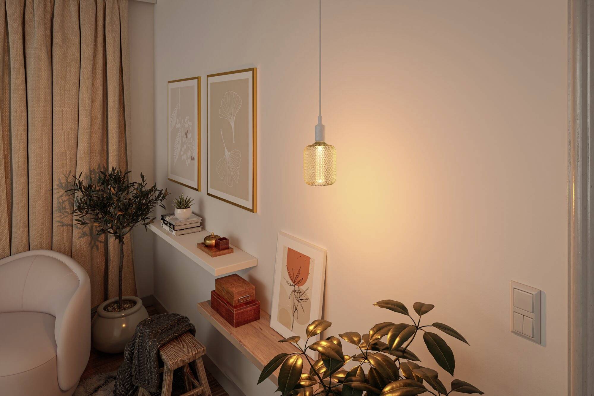 Gemütliches Wohnzimmer mit gedämpftem Licht, einem Sessel, Wandkunst und Pflanzen. Eine Glühbirne erzeugt warmes Licht.