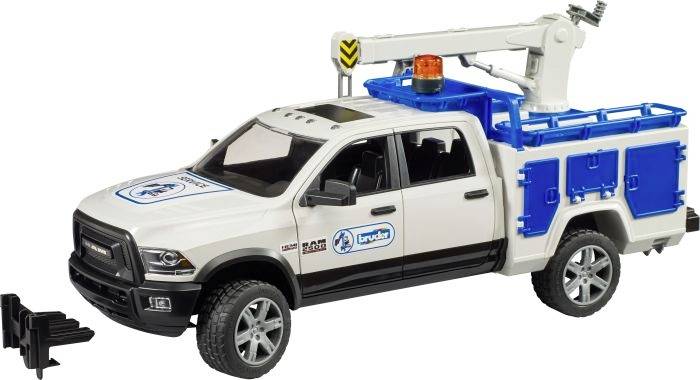 Ein Spielzeug-Lastwagen mit Arbeitsbühne, ausgestattet mit beweglichem Kran und Blaulicht, zeigt das Logo der Marke auf der Tür.