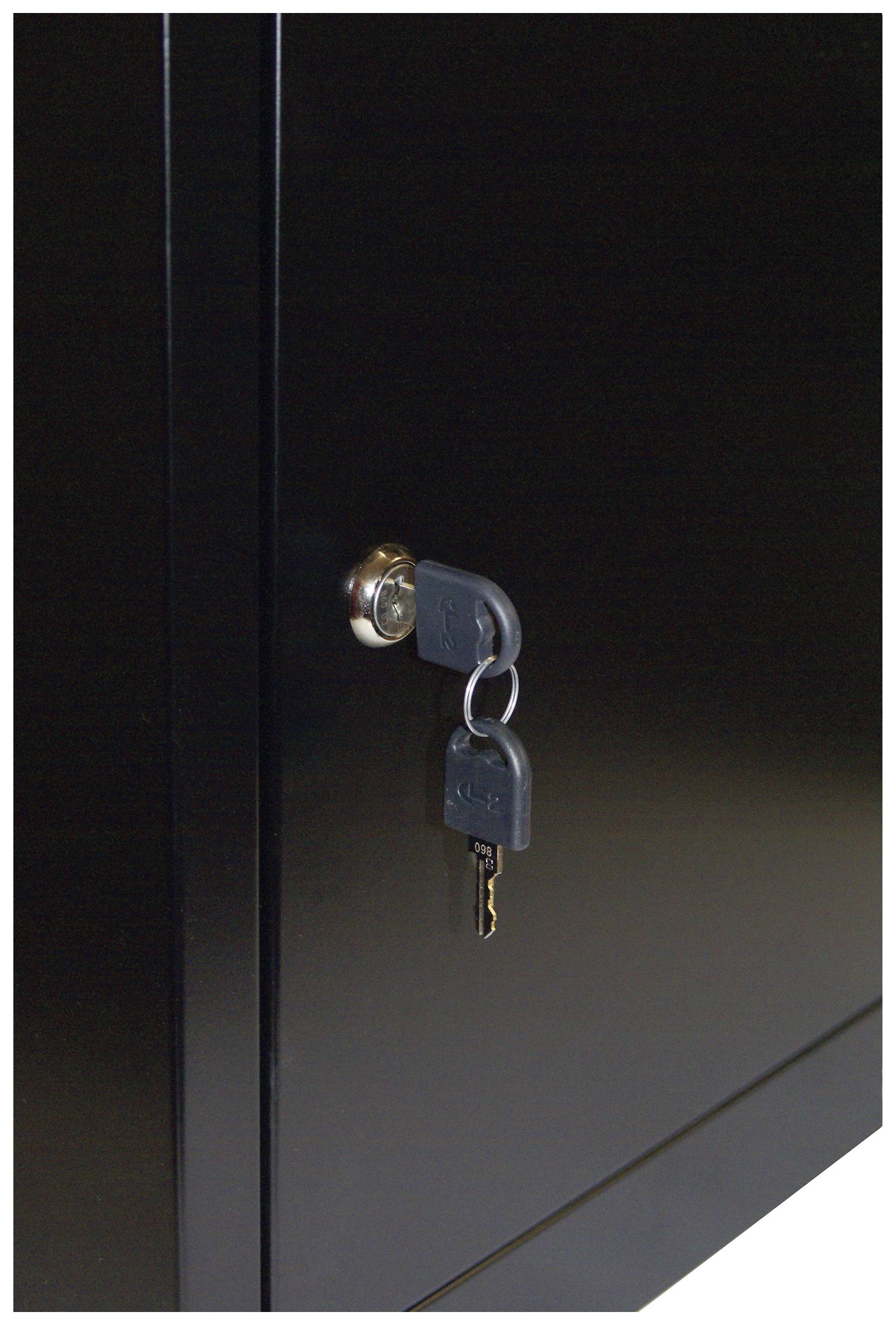 Schwarzer Schrank mit eingestecktem Schlüssel im Schloss, zwei Schlüssel hängen an einem Ring.