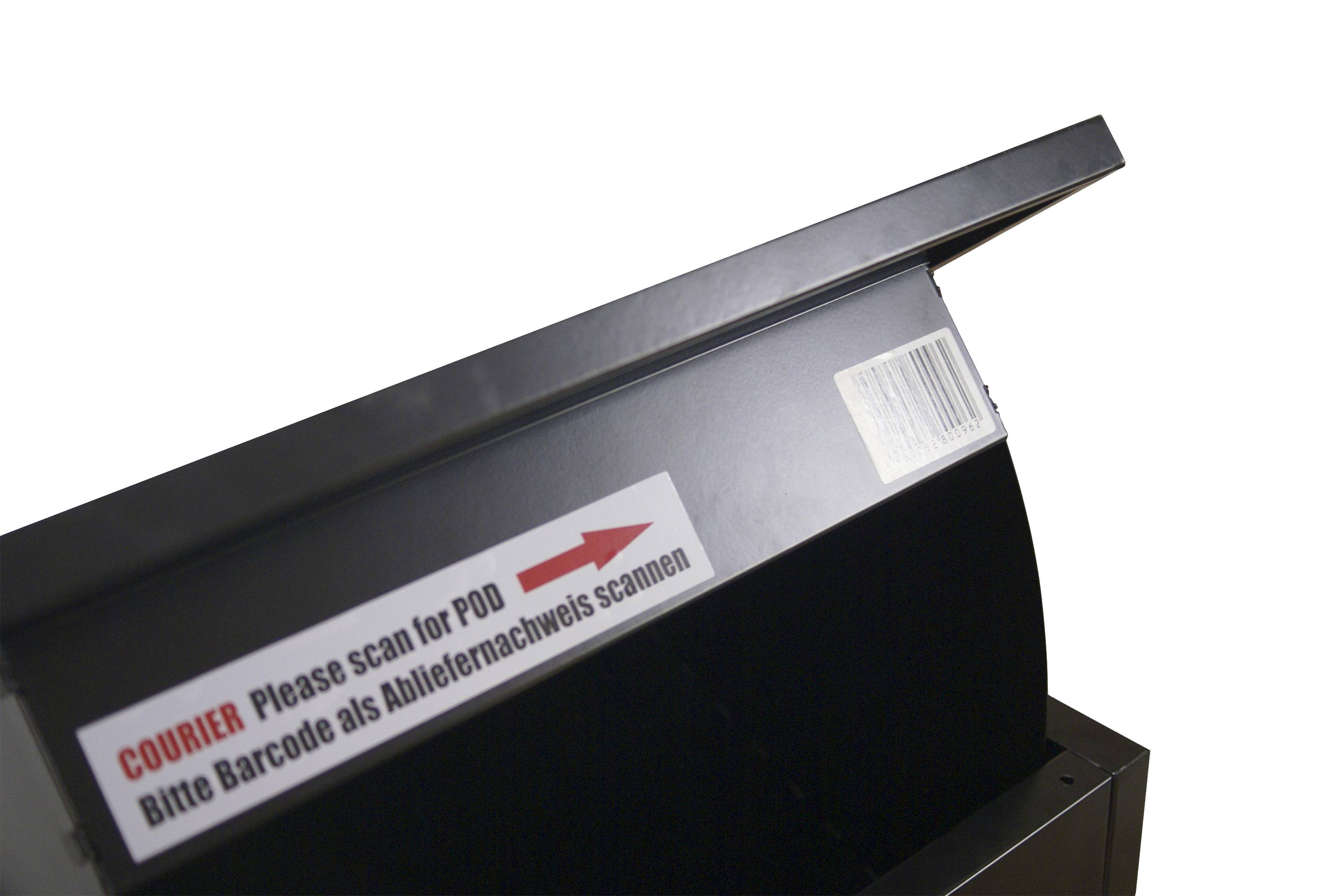 Ein schwarzer Abliefernachweis-Scanner mit Hinweis: 'COURIER Please scan for POD. Bitte Barcode als Abliefernachweis scannen'.