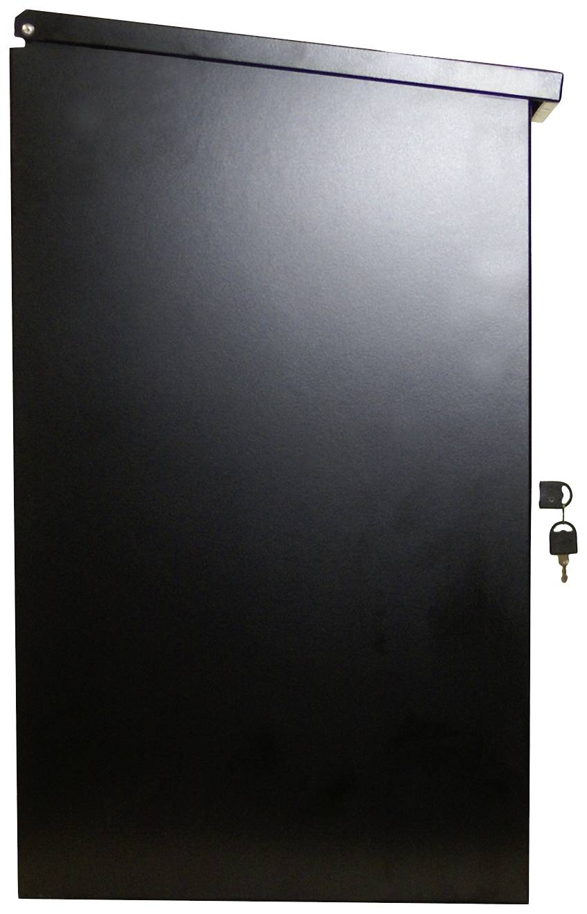 Ein schwarzer Metallschrank mit Schlüsselloch und Schlüssel. Der Schrank ist geschlossen und steht gegen eine weiße Wand.