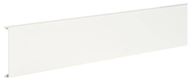 Weiße Kunststoffverkleidung in rechteckiger Form, typisch für Sockelleistenverwendung in Innenräumen.