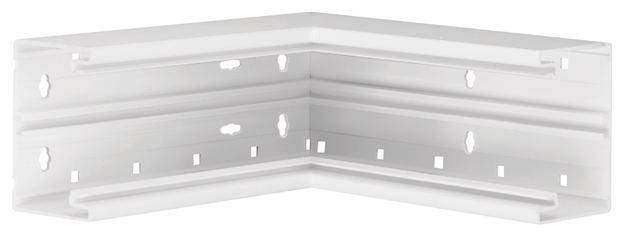 Ein weißes L-förmiges Metallstück mit Löchern und Schlitzen, vermutlich eine Halterung oder ein Winkel, gegen einen weißen Hintergrund.