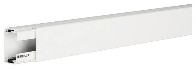 Ein weißer Kabelkanal mit offenem Ende für einfache Kabeldurchführung. Ideal für saubere und organisierte Kabelverlegung an Wänden.