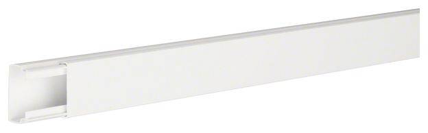 Ein weißer Kabelkanal aus PVC, rechteckiges Profil, zur Wandmontage; dient zur ordentlichen Führung und zum Schutz von Kabeln.