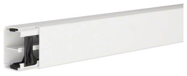 Weißer Kabelkanal mit abnehmbarem Deckel, ideal zum Verbergen von Kabeln und zur Organisation von technischen Installationen.