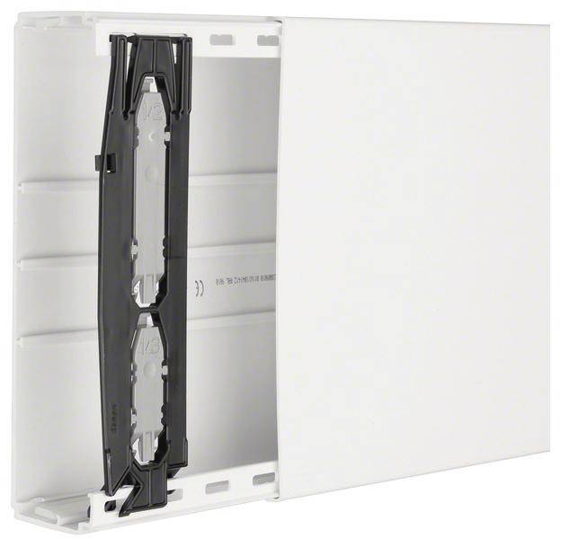 Ein weißer, offener Kabelkanal mit Befestigungsklammern, geeignet für die Organisation und sichere Verlegung von Kabeln.