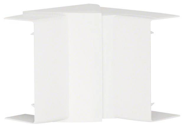 Weiße, geometrische Plastikform mit symmetrischen Kanten und flachem Design, erinnert an einen architektonischen Entwurf oder eine moderne Skulptur.