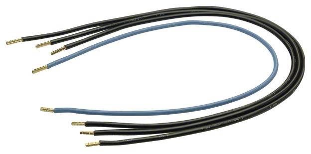 Zwei schwarze Kabel und ein blaues Kabel mit goldenen Steckern auf weißem Hintergrund.