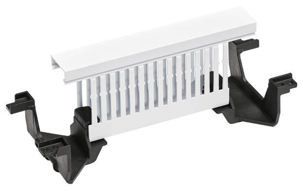 Weiße elektrische Leitungsbrücke mit schwarzem Halter.