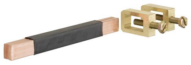 Ein Kupferstab mit schwarzem Isolator neben zwei Messingschraubklemmen. Dient zur Verbindung oder Erdung in elektrischen Anwendungen.