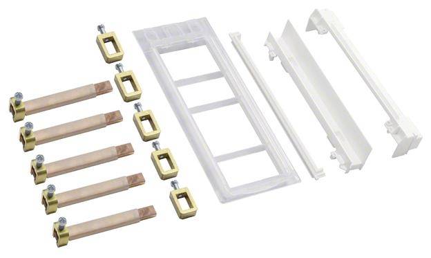 Ein Set aus sechs Kupferleiterplatten, zwei weißen Plastikabdeckungen und einer transparenten Halterung für Elektroinstallationen.