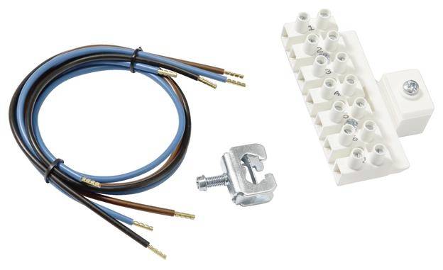 Elektrische Anschlussklemme mit nummerierten Kontakten, umgeben von einem Satz isolierter Kabel und einer Schraube mit Befestigungselement.