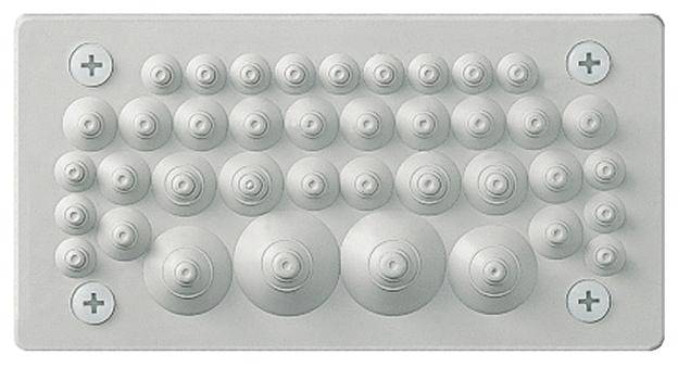 Graue Platte mit 31 runden, erhabenen Knöpfen in fünf Reihen, von klein nach groß angeordnet. Oben links und rechts befindet sich je ein Pluszeichen.