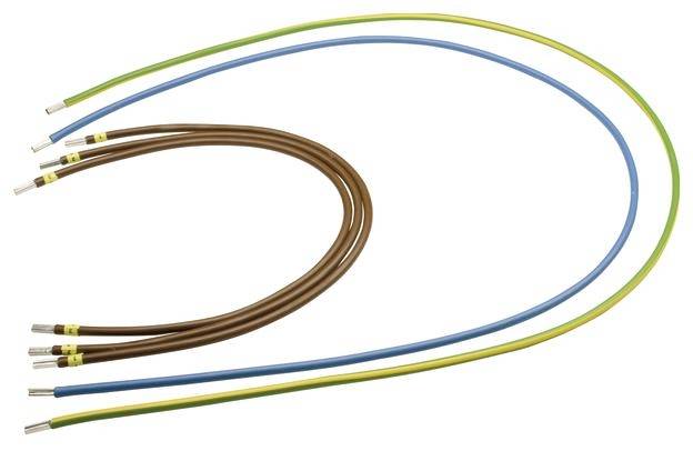 Mehrere bunte, gebogene elektrische Kabel mit Metallenden liegen auf weißem Hintergrund. Geeignet für Installationszwecke.