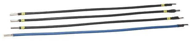 Vier isolierte Kabel in Schwarz und Blau mit Metallen enden, liegen parallel. Sie sind unterschiedlich lang und mit gelben Ringen markiert.