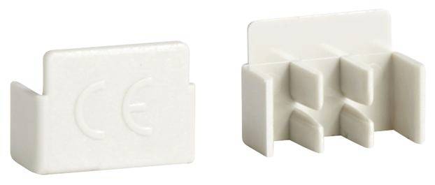 Zwei weiße Kunststoffkappen, eine zeigt ein 'CE'-Symbol, die andere hat vier diagonale Rippen. Sie dienen als Endabdeckungen für Schienensysteme.