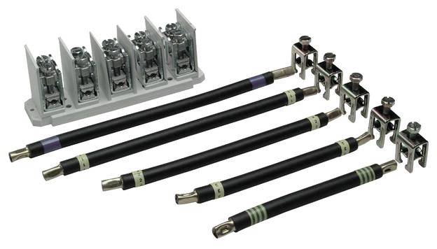 Sechs schwarze Kabel mit Metallklemmen, verbunden mit einem grauen Anschlussblock. Die Kabel haben farbcodierte Markierungen.