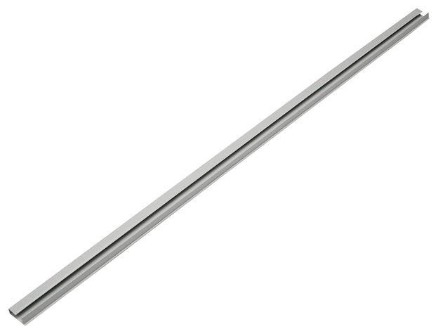 Metallstab in länglicher Form, silbrig glänzend, auf weißem Hintergrund.