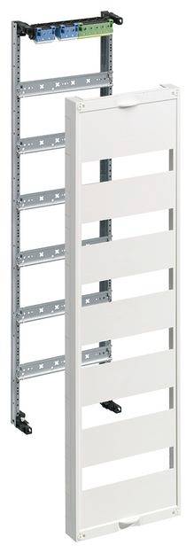 Ein weißer Schaltschrank mit abnehmbarer Frontabdeckung. Dahinter sichtbare Metallrahmenstruktur mit Halterungen für elektrische Komponenten.