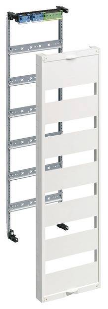 Ein teiloffener Schaltschrank-Rahmen aus Metall mit fünf Fächern. Daneben eine abgenommene, weiße Abdeckung.