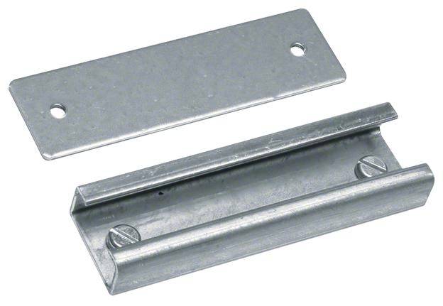 Metallplatte und Halterung, jeweils mit zwei Schraubenlöchern. Platte liegt oberhalb der Halterung. Verwendbar für Montagezwecke.