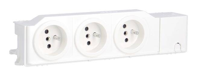 Dreifach-Steckdosenleiste, horizontal ausgerichtet, mit Erdungsstiften. Hauptsächlich für elektrische Geräte verwendet.