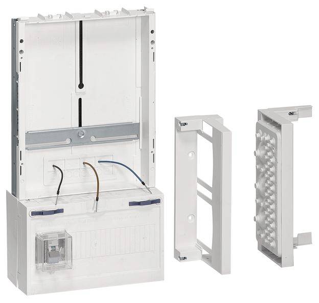 Geöffneter weißer Elektronik-Kasten mit sichtbaren Drähten und mehreren abnehmbaren Teilen. Geeignet für die Unterputzmontage.