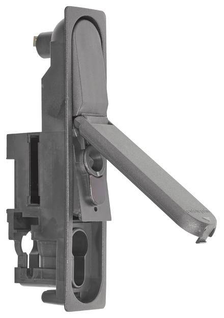 Schwarzer Klappgriff an einem rechteckigen Gehäuse, offenbar Teil eines Verschlusssystems, im halbgeöffneten Zustand dargestellt.